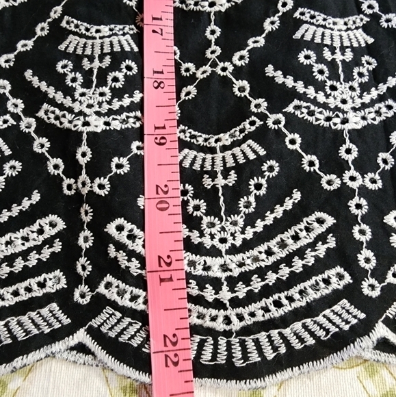 GAP Top w/embroidery sz S - Picture 6 of 6